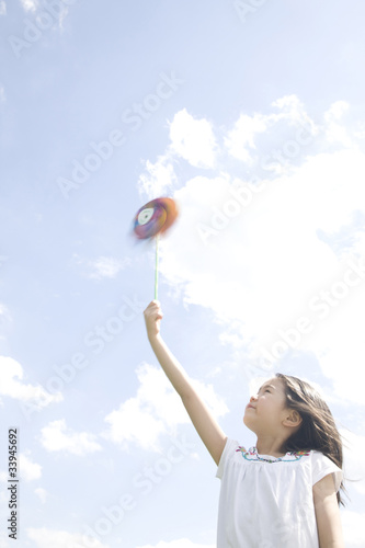 風車で遊ぶ女の子