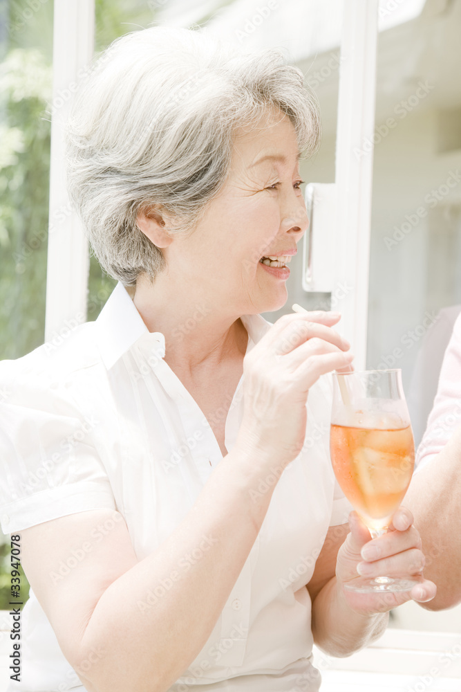 アイスティーを飲むシニア女性 アイスティーを飲むシニア女性