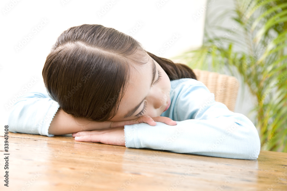 机で眠る女の子