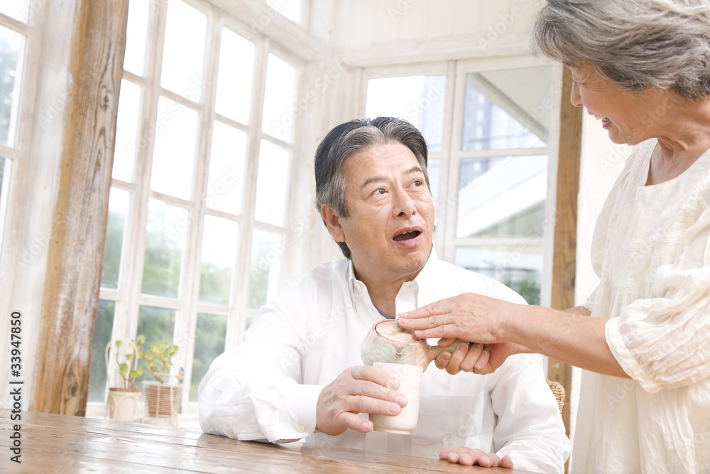 夫にお茶をいれる妻 夫にお茶をいれる妻