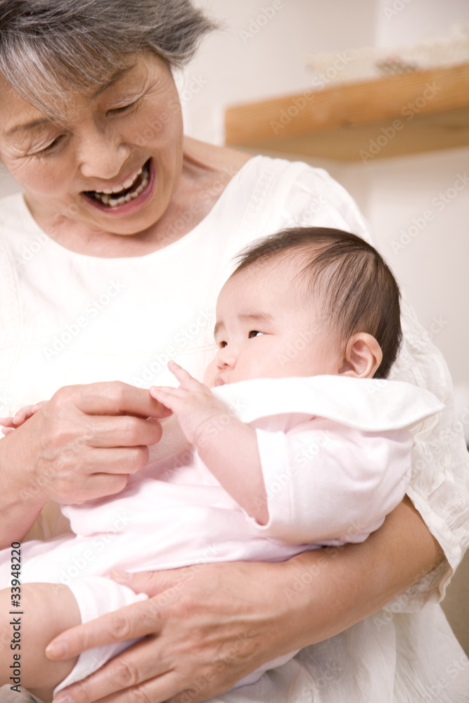 孫娘をあやす祖父と祖母 孫娘をあやす祖父と祖母
