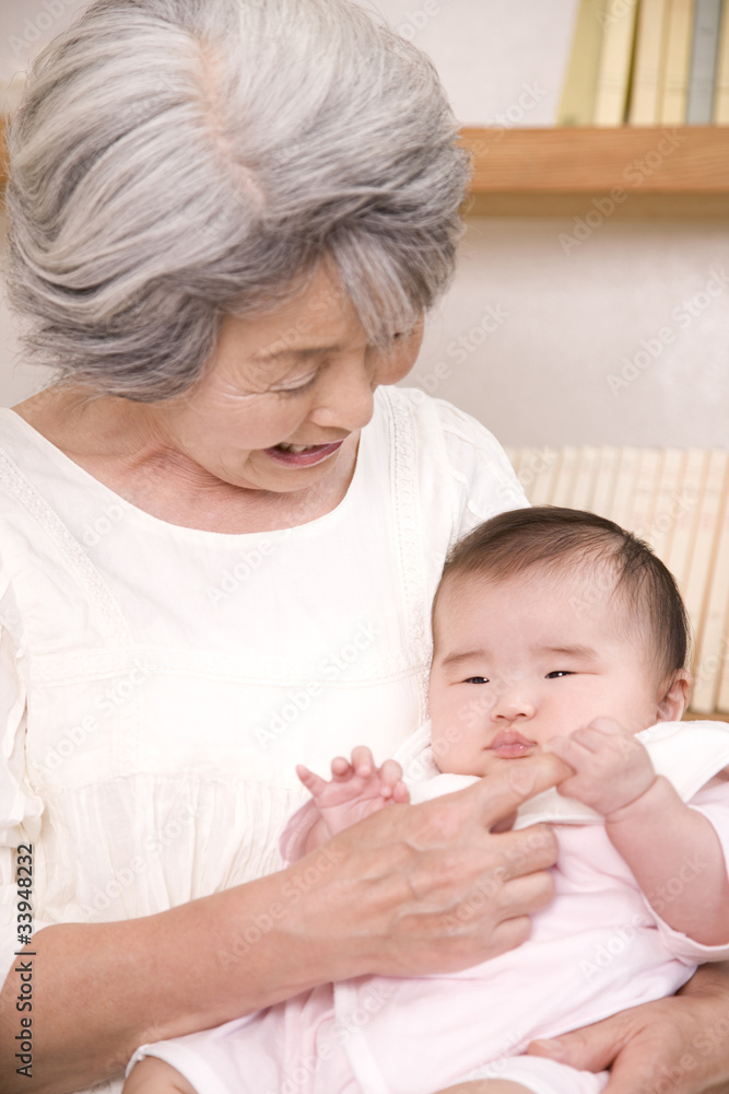 孫娘をあやす祖母 孫娘をあやす祖母