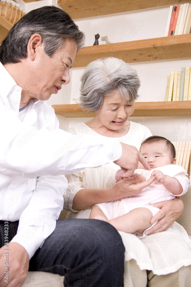 孫娘をあやす祖父と祖母