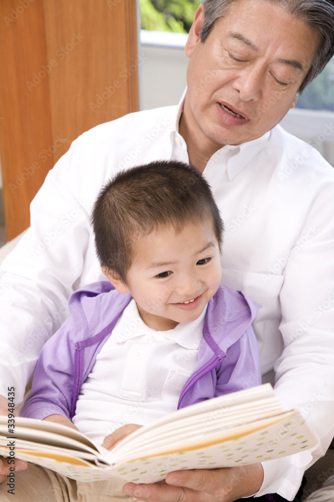 孫に本を読む祖父 孫に本を読む祖父