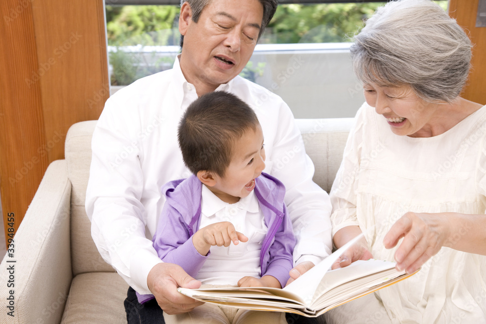 孫と遊ぶ祖父と祖母stock Photo Adobe Stock 孫と遊ぶ祖父と祖母stock Photo Adobe Stock