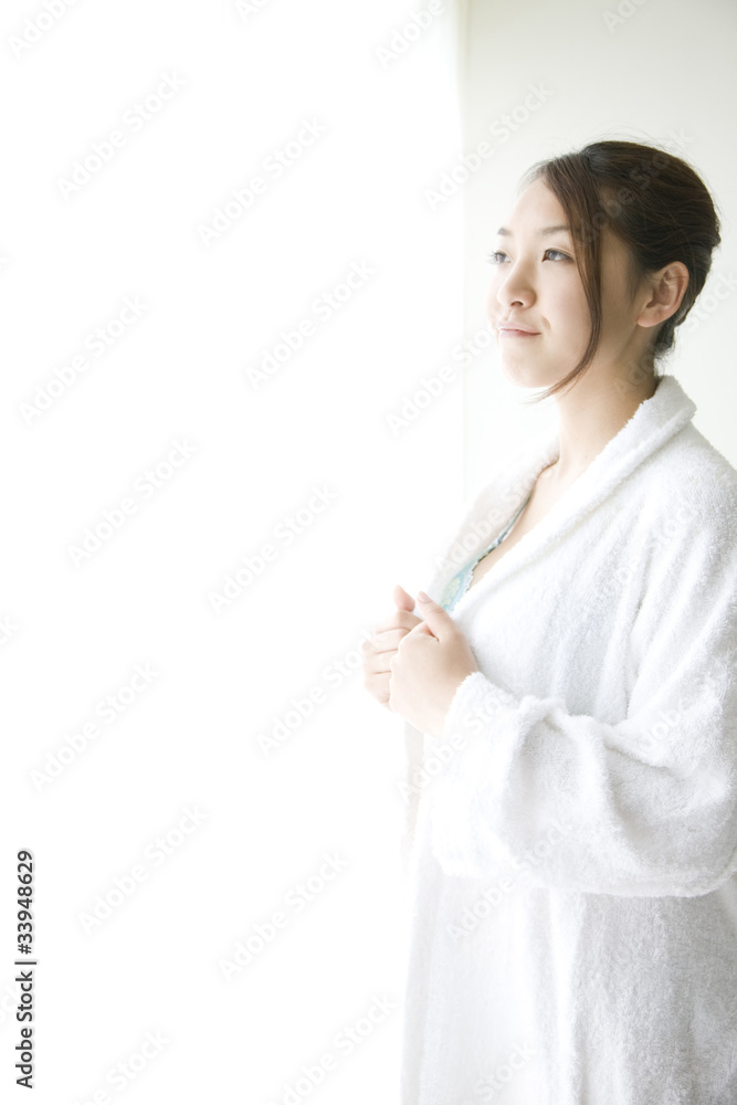 バスローブを着た女性 バスローブを着た女性