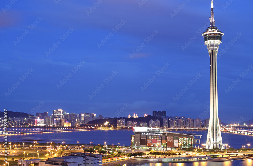 Obraz premium Urban landscape of Macau with famous traveling tower under sky n