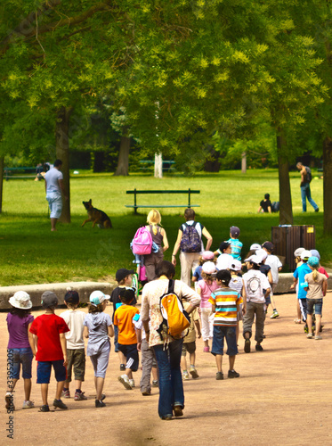 Groupe d'écoliers au parc