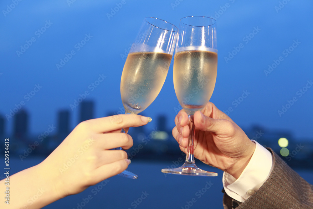 シャンパンで乾杯をするカップルの手元