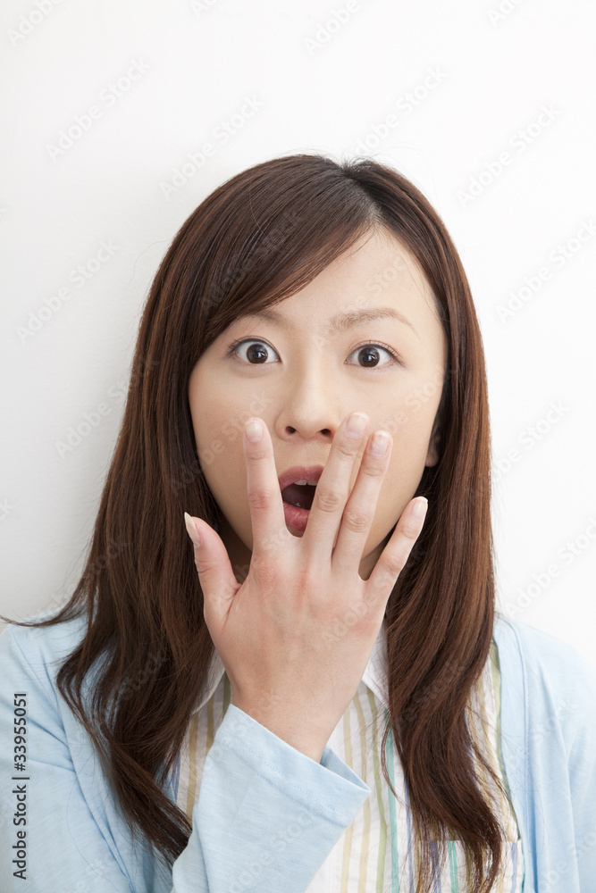 ビックリする女性 ビックリする女性