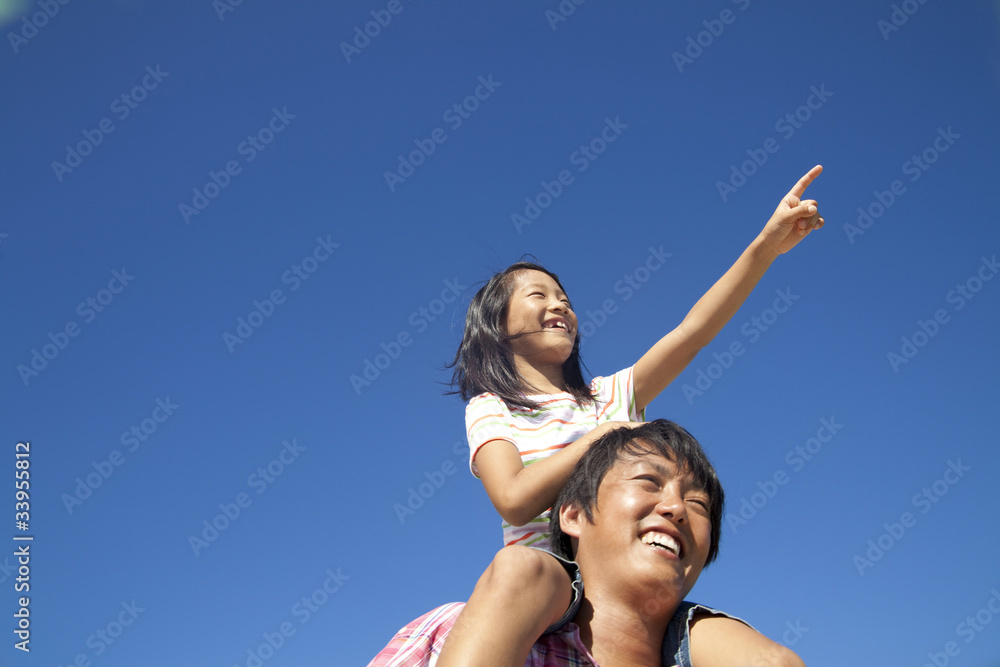 娘を肩車する父親 娘を肩車する父親