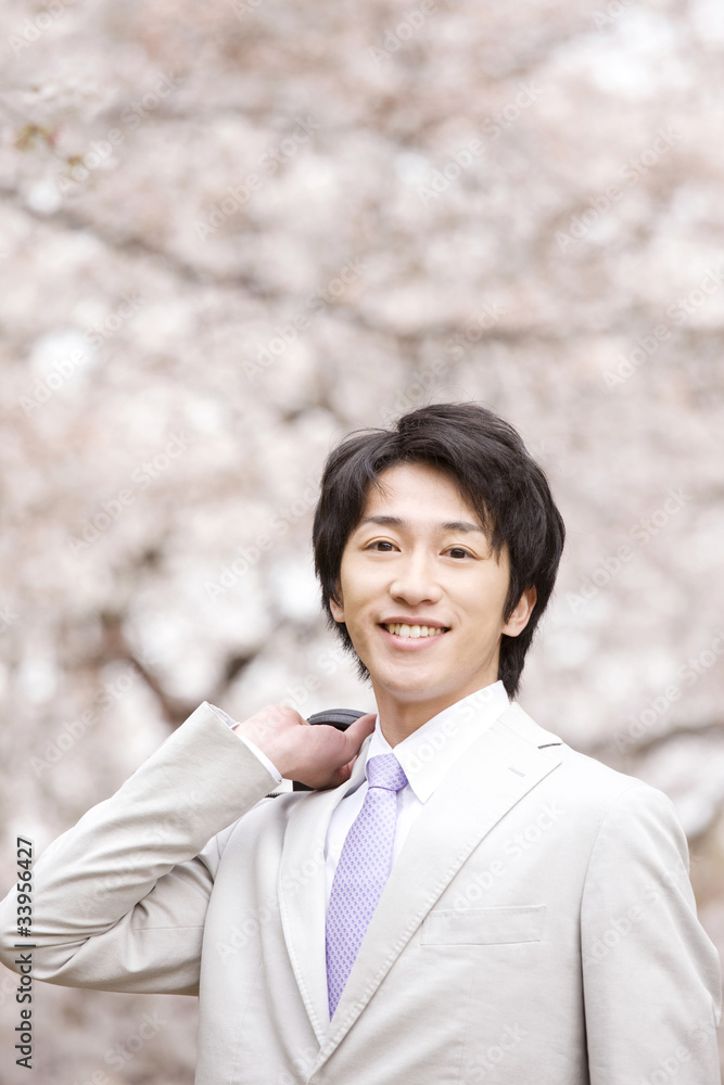 桜の下を歩くビジネスマン 桜の下を歩くビジネスマン