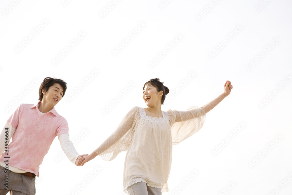手を繋いで走るカップル 手を繋いで走るカップル