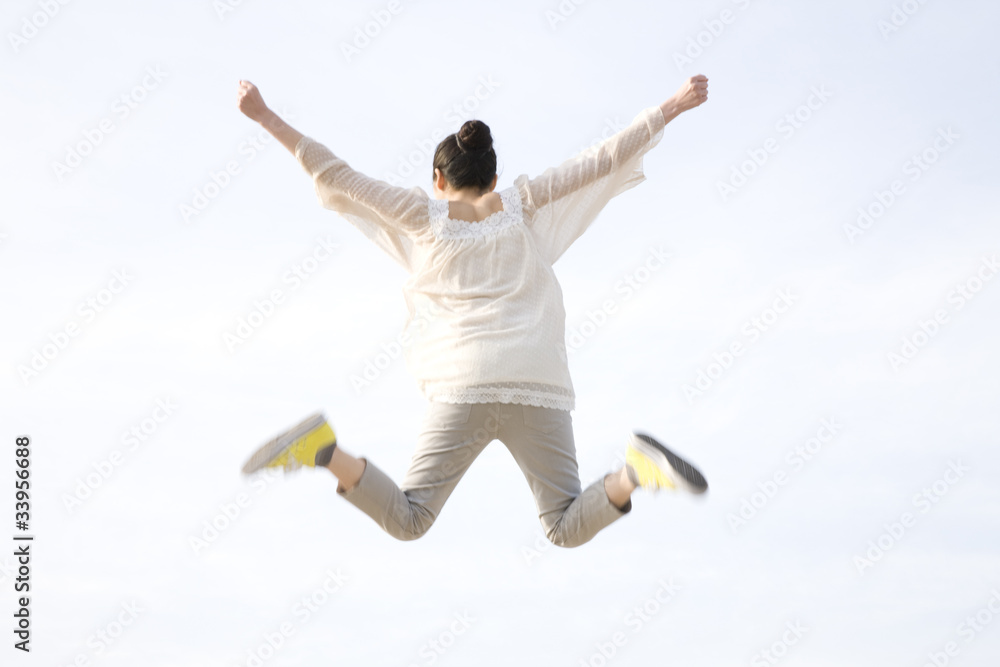 ジャンプしている女性