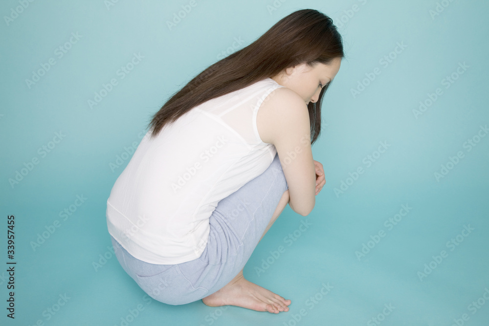 悩んでいる女性 悩んでいる女性
