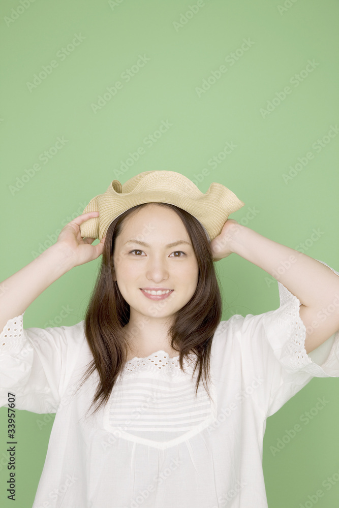 帽子を被っている女性 帽子を被っている女性