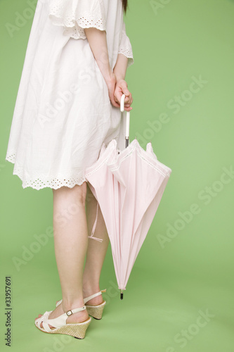 日傘を持つ女性