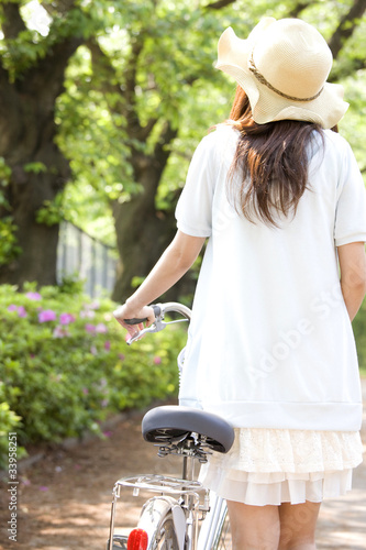 自転車をおしている女性 photo