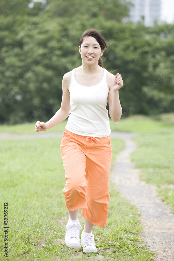 ジョギングをする女性