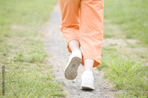 ジョギングをする女性の足元