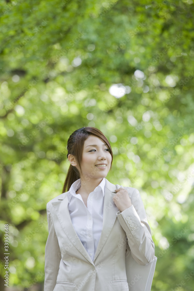 営業の外回りをしている女性 営業の外回りをしている女性