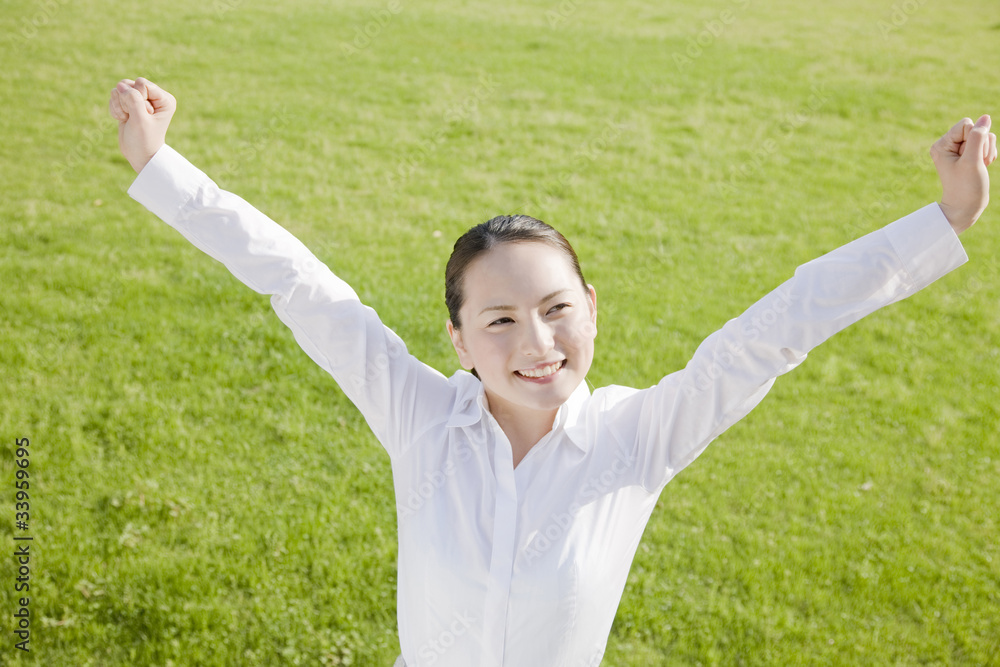 バンザイをする女性