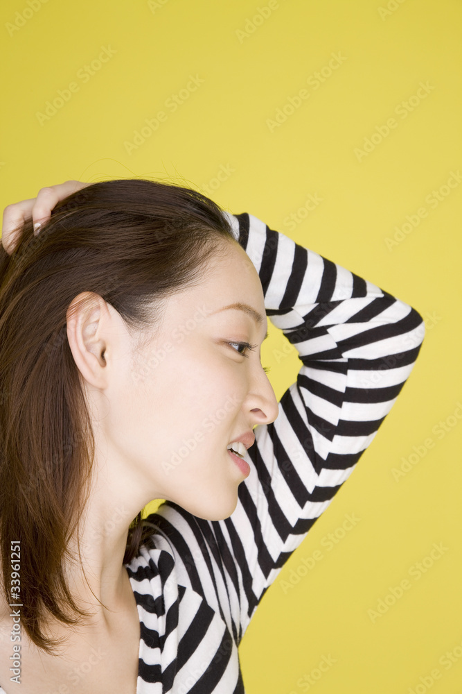 髪をかきあげる女性 Stock 写真 Adobe Stock