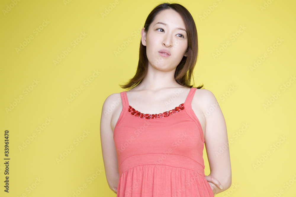 考える女性 考える女性