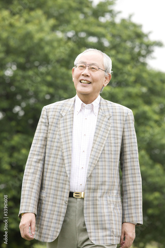 公園を散歩している老人
