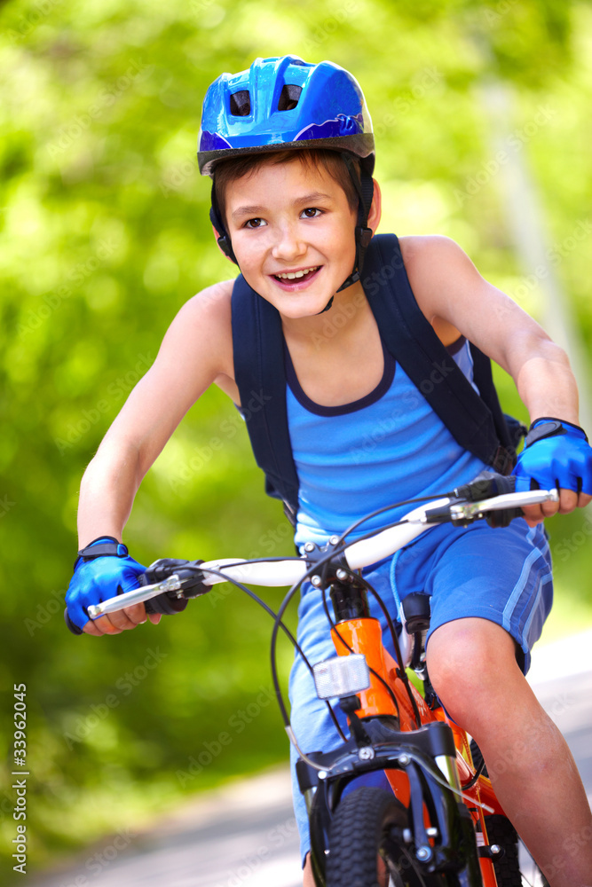 Obraz premium Young bicyclist