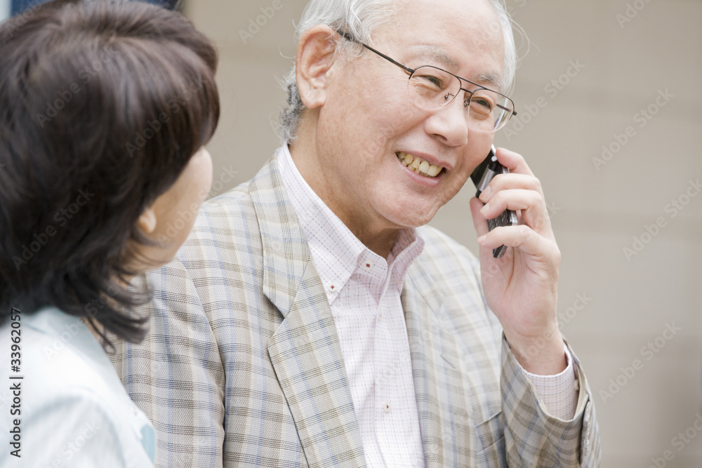 携帯電話で通話する老人 携帯電話で通話する老人