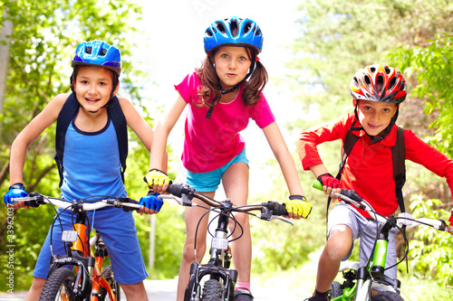 Children on bikes © pressmaster