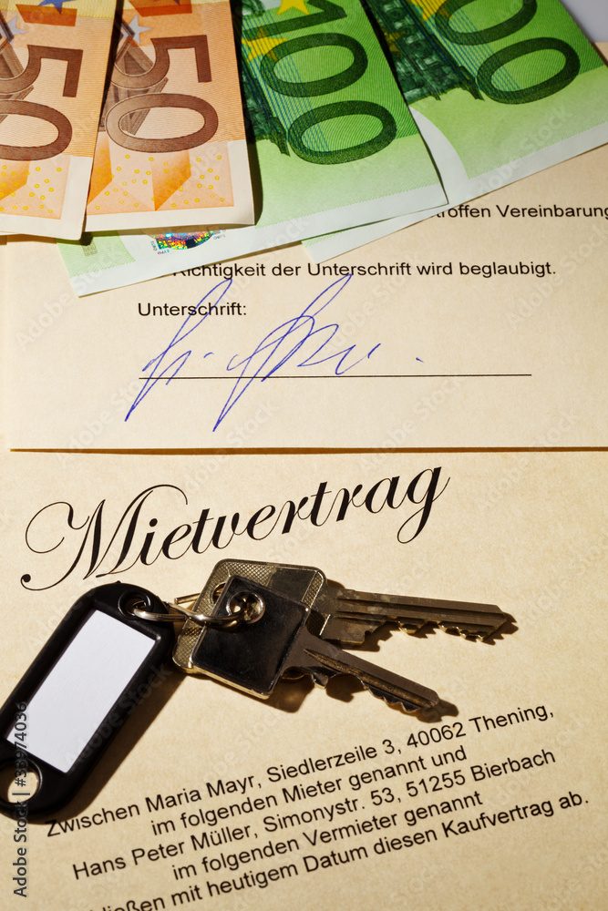 Fototapeta premium Wohnungsschlüssel und Mietvertrag