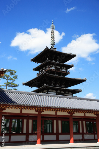 Wallpaper Mural 薬師寺東塔と回廊 Torontodigital.ca