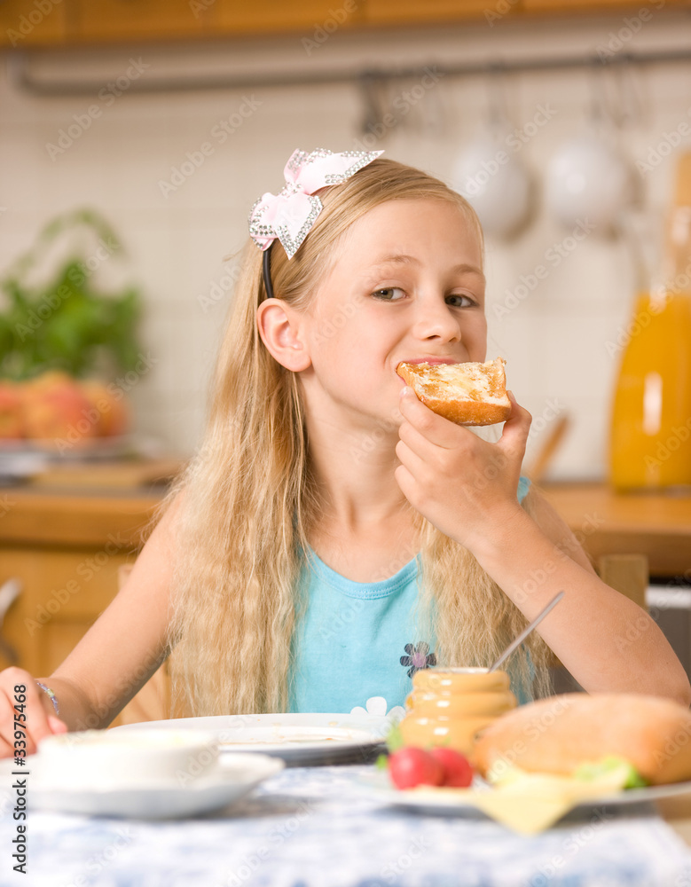 girl eating breakfast - obrazy, fototapety, plakaty 