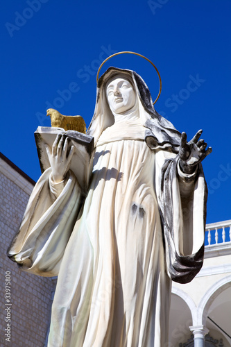 Statua di Santa Scolastica photo