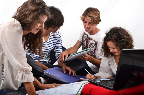 Groupe d'étudiants révisant ensemble 02 photo