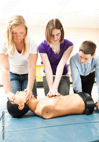 Obraz na płótnie Teenage Students Practicing CPR