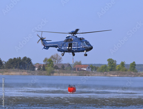 Hubschrauber Helicopter Brandbekämpfung Waldbrand Hubschraubereinsatz Helikoptereinsatz Löschübung Brände Feuer wässerung Brandschutz Feuerschutz Brandbekämpfung Löscheinsatz Wasseraufnahme Bekämpfung