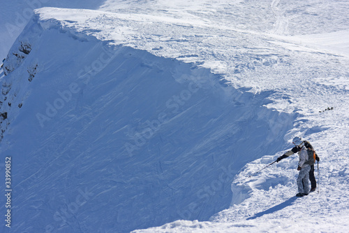 Fotografie Two ski freeriders are standing on the brink of a precipice.