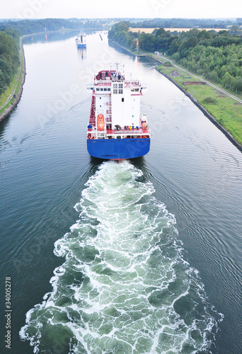 Schiff im Nord-Ostsee-Kanal photo