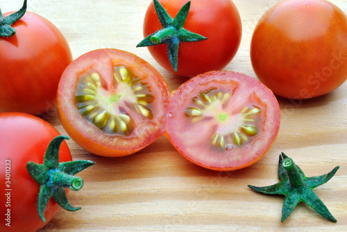 Pomodoro tagliato a metà photo