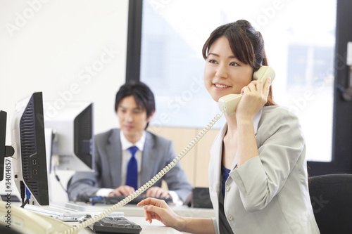 電話をするOL