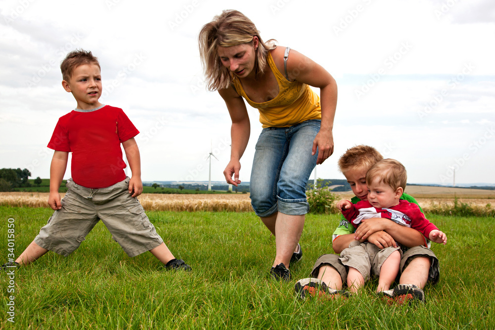 Fototapeta premium Junge Familie auf der Wiese 52