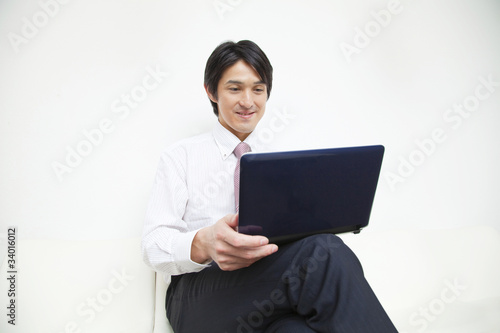 ノートパソコンを操作するビジネスマン