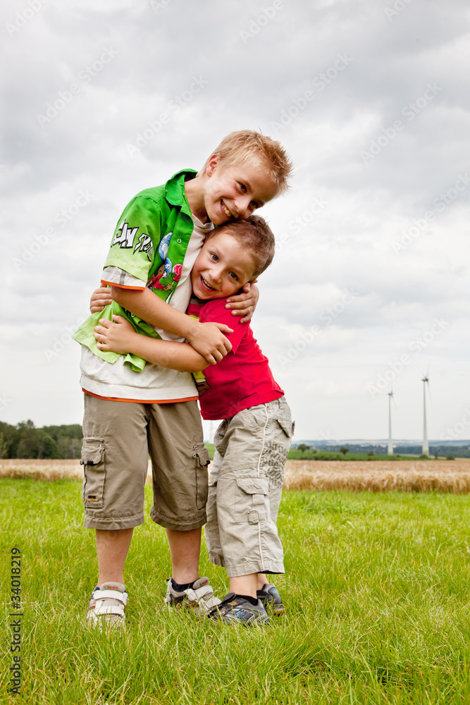 Fototapeta premium Kinder beim spielen auf der Wiese 966