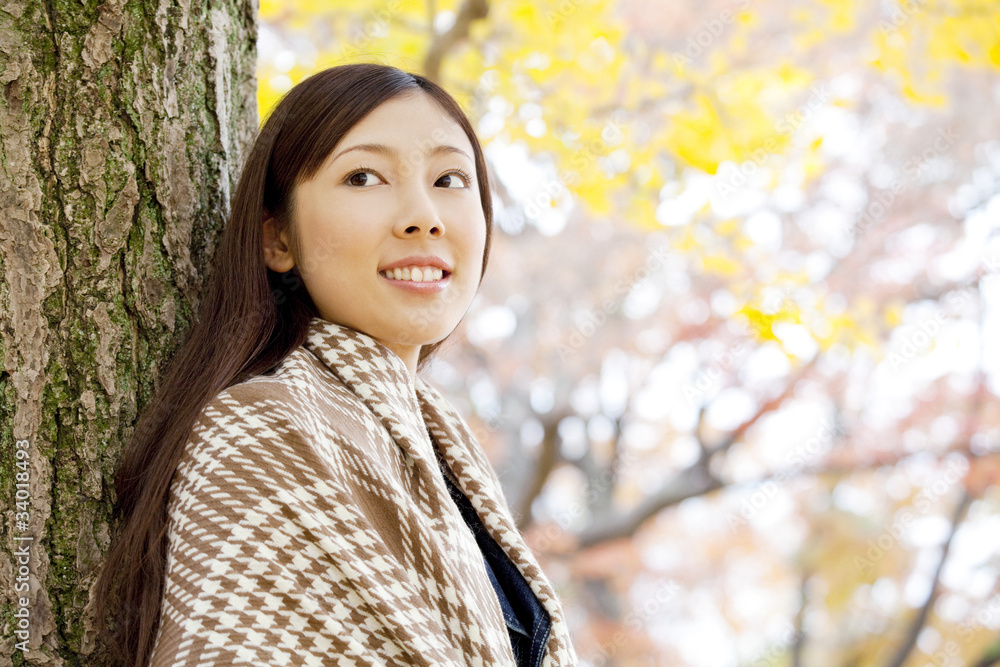 銀杏の下で振り返る女性 銀杏の下で振り返る女性