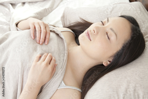 ベッドで眠る女性 photo