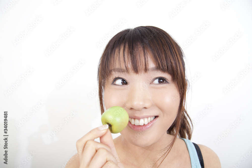 青りんごを食べる女性 青りんごを食べる女性