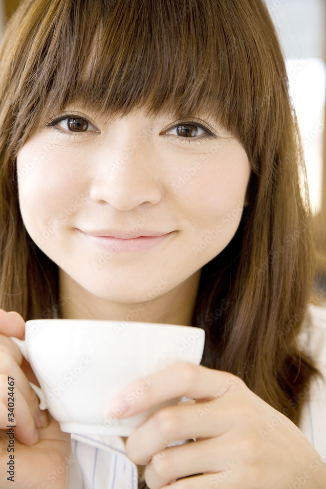 お茶を飲む女性 お茶を飲む女性